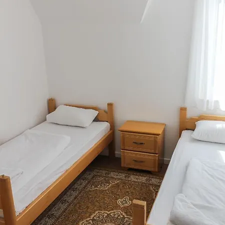 Semesterbostad Oaza Mira & Resort-فندق ومنتجع واحة الهدوء